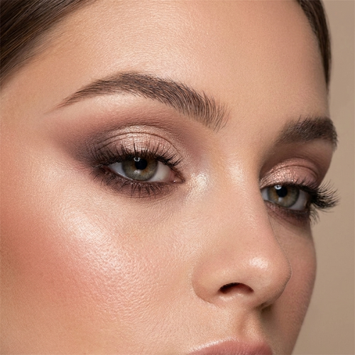 Model wearing Viviana EyeShadow Palette look 102